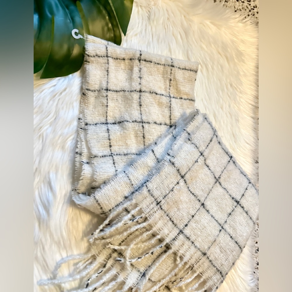 Gorgeous Scarf - Picture 5 of 7